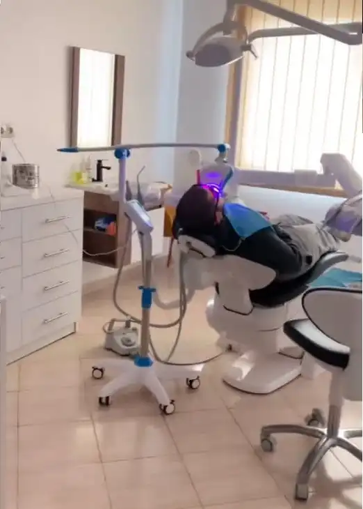 Séance de blanchiment dentaire au fauteuil avec lampe LED — Cabinet Dentaire Dr. Benabdelkrim, Rabat